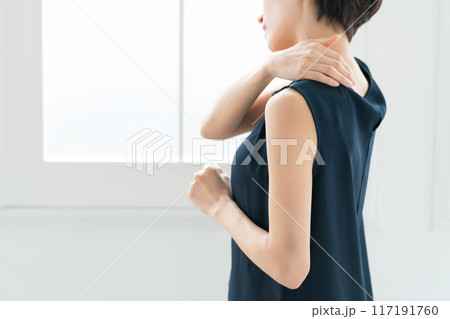 肩をマッサージする女性 肩こり 肩をマッサージする女性 肩こり 117191760