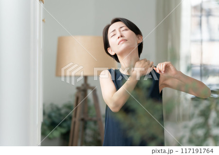 肩をマッサージする女性 肩こり 肩をマッサージする女性 肩こり 117191764