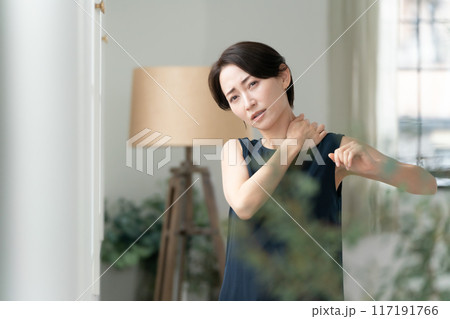 肩をマッサージする女性 肩こり 肩をマッサージする女性 肩こり 117191766