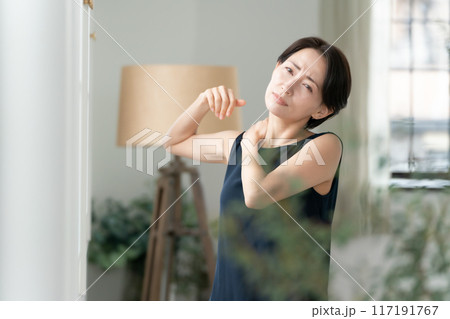 肩をマッサージする女性 肩こり 肩をマッサージする女性 肩こり 117191767