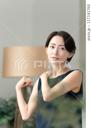 肩をマッサージする女性　肩こり 117191768