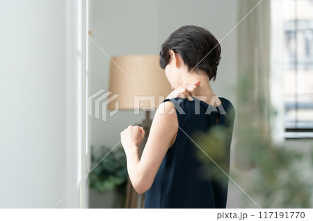 肩をマッサージする女性　肩こり 117191770