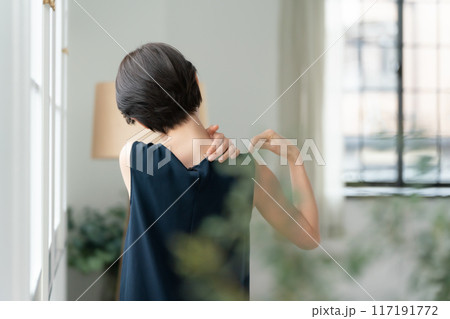 肩をマッサージする女性　肩こり 117191772