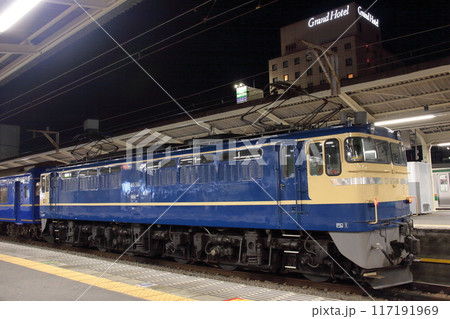 ブルートレインの先頭に立つEF65-501号機(横浜港開港150年記念団臨)_2009/8/29撮影 117191969