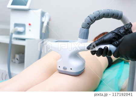 The technician is wearing gloves and a black apron The technician is wearing gloves and a black apron 117192041