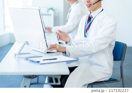 白衣を着た医療関係者のオペレーター 117192227
