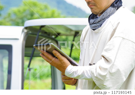 タブレット端末で農作物を管理する男性 タブレット端末で農作物を管理する男性 117193145