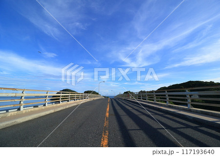 上関大橋と青空　夏の空に向かって伸びる道 117193640
