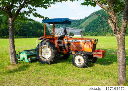芝刈り機と滝里ダム 117193672