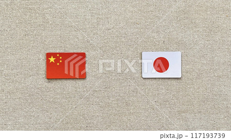 中華人民共和国と日本の国旗_ファブリック背景 117193739