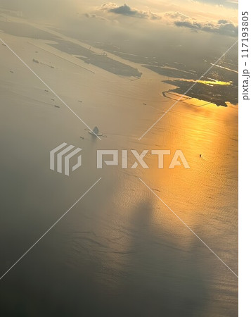 「飛行機の窓から眺める夕焼け: 雲海と地平線が織りなす心癒される絶景の旅路」空撮映像4 117193805
