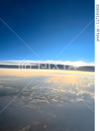 「飛行機の窓から眺める夕焼け: 雲海と地平線が織りなす心癒される絶景の旅路」空撮映像7 117193808