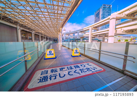 日本の横浜都市景観 新風景・横浜駅きた東口B側から横浜ベイクォーター（右奥）などを望む＝8月7日 117193893
