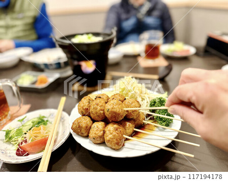 飲み会でつくねを取る手元 飲み会でつくねを取る手元 117194178