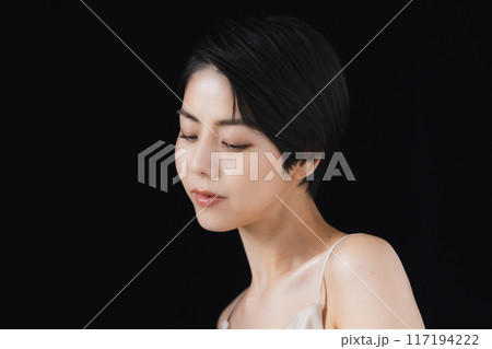 ショートヘアの女性のビューティイメージ　 117194222