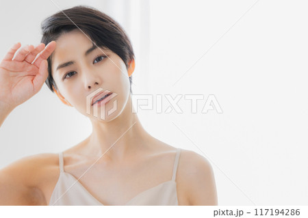 ショートヘアの女性のビューティイメージ　 117194286