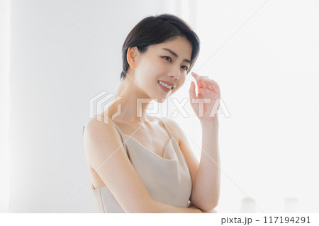 ショートヘアの女性のビューティイメージ　 117194291