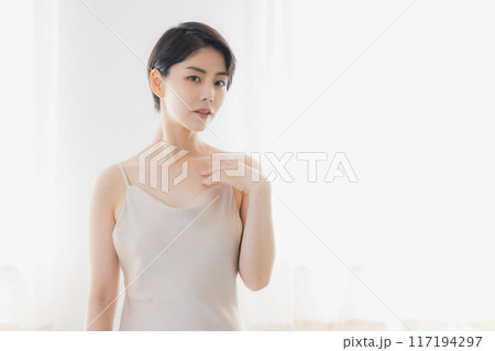 ショートヘアの女性のビューティイメージ ショートヘアの女性のビューティイメージ 117194297