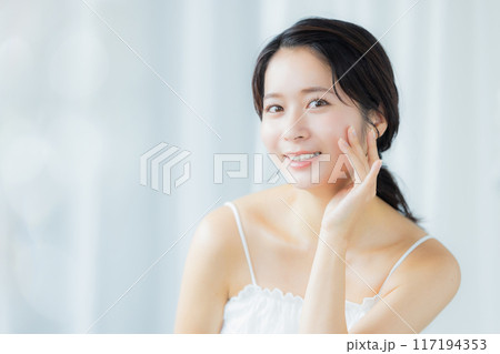 肌の潤いを実感する若い女性　 117194353