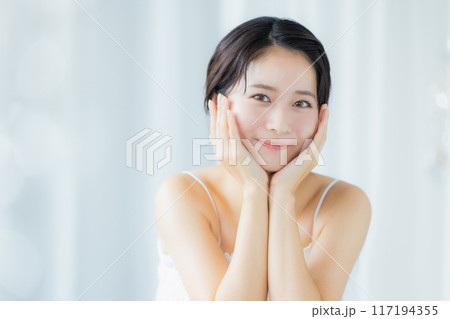 肌の潤いを実感する若い女性　 117194355