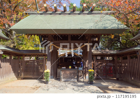 【日本】千葉県の船橋大神宮の本殿前のしめ縄が掛けられた建物 【日本】千葉県の船橋大神宮の本殿前のしめ縄が掛けられた建物 117195195