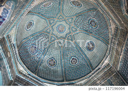 ウズベキスタン・サマルカンド シャーヒ・ズィンダ廟群内の天井 117196004