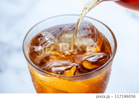 グラスに注ぐ冷たいダージリンティー グラスに注ぐ冷たいダージリンティー 117196056