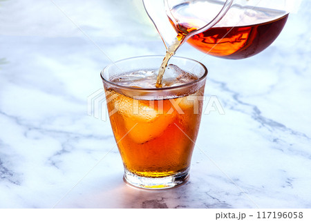 グラスに注ぐ冷たいダージリンティー 117196058