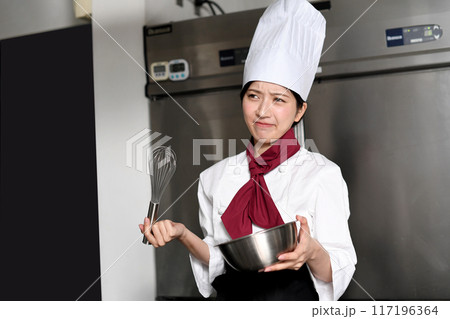 厨房で悩む若いアジア人の女性の料理人 117196364
