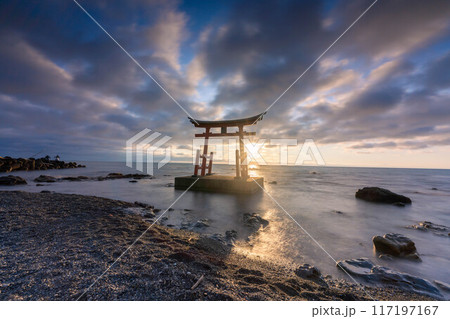 北海道　初山別　金比羅神社　鳥居　夕日　星空 117197167
