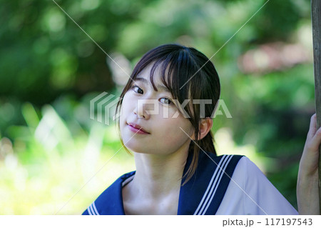 見つめる女子高生 117197543