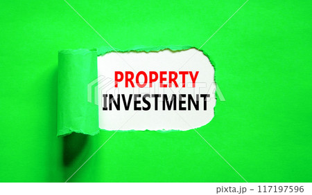 Property investment symbol. Concept words Property investment on beautiful white paper. Beautiful green paper background. Business Property investment concept. Copy space. 117197596