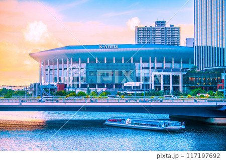 日本の横浜都市景観 みなとみらいのKアリーナやみなとみらい大橋、シーバスなどを望む＝令和6年8月7日 117197692