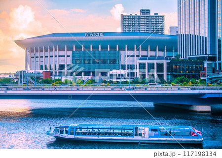 日本の横浜都市景観 みなとみらいのKアリーナやみなとみらい大橋、シーバスなどを望む＝令和6年8月7日 117198134