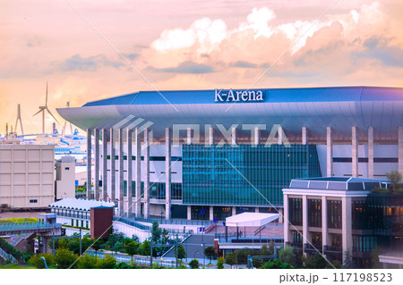 日本の横浜都市景観 みなとみらいのKアリーナや風力発電所などを望む＝令和6年8月7日 117198523