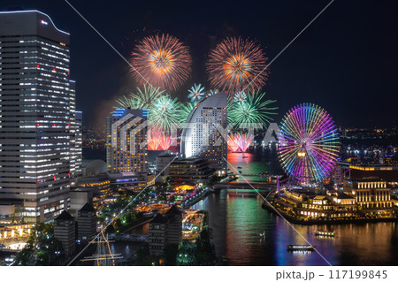横浜みなとみらいの夜景に上がる打ち上げ花火 (みなとみらいスマートフェスティバル ) 横浜みなとみらいの夜景に上がる打ち上げ花火 (みなとみらいスマートフェスティバル ) 117199845