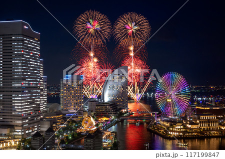 横浜みなとみらいの夜景に上がる打ち上げ花火　(みなとみらいスマートフェスティバル ) 117199847