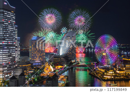 横浜みなとみらいの夜景に上がる打ち上げ花火　(みなとみらいスマートフェスティバル ) 117199849