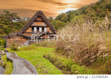 白川郷　合掌造り　世界文化遺産　飛騨高山　茅葺屋根のある古民家　 117200583