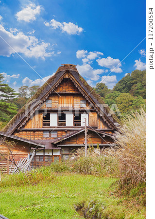 白川郷 合掌造り 世界文化遺産 飛騨高山 茅葺屋根のある古民家 白川郷 合掌造り 世界文化遺産 飛騨高山 茅葺屋根のある古民家 117200584