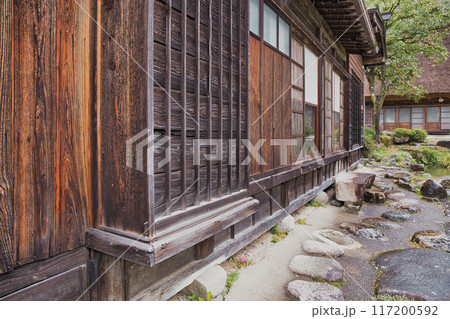 白川郷 合掌造り 世界文化遺産 飛騨高山 茅葺屋根のある古民家 白川郷 合掌造り 世界文化遺産 飛騨高山 茅葺屋根のある古民家 117200592