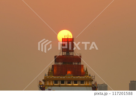 タイ・バンコクの黄金の丘寺院「ワット・サケット(Wat Saket)」の夕景、サンセット 117201588
