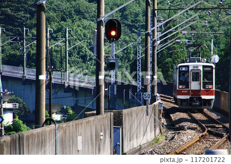 夏空の下…碧濃い山々を往く『6050系』　川治温泉駅にて 117201722