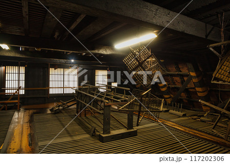 白川郷　合掌造り　家内　木造　室内　和室　板の間　雨戸　格子古い木造建築 117202306