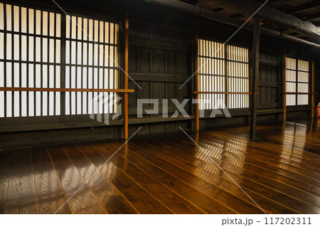 白川郷　合掌造り　家内　木造　室内　和室　板の間　雨戸　格子古い木造建築 117202311