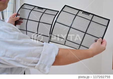 エアコンフィルター清掃 (左・清掃後 右・清掃前) エアコンフィルター清掃 (左・清掃後 右・清掃前) 117202750