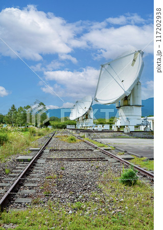 ミリ波干渉計とアンテナを移動するために使われていたレール（国立天文台　野辺山宇宙電波観測所） 117202938