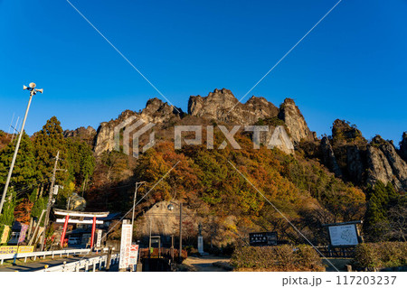 中之嶽神社の紅葉と朝焼け 117203237