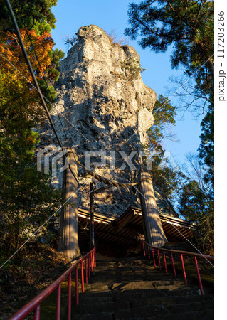 中之嶽神社の紅葉と朝焼け 117203266