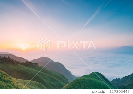 雲海に覆われた山 雲海に覆われた山 117203445